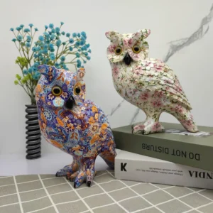 Figurka sowy z żywicy w kolorowe plamy, dekoracja pop art - ujęcie produktu
