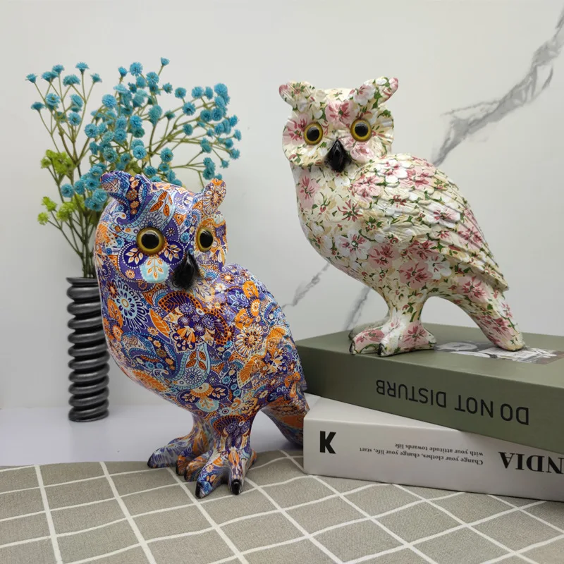 Figurka sowy z żywicy w kolorowe plamy, dekoracja pop art - ujęcie produktu
