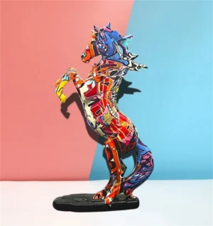 Figurka wspiętego konia z żywicy w kolorowe wzory pop art - ujęcie produktu