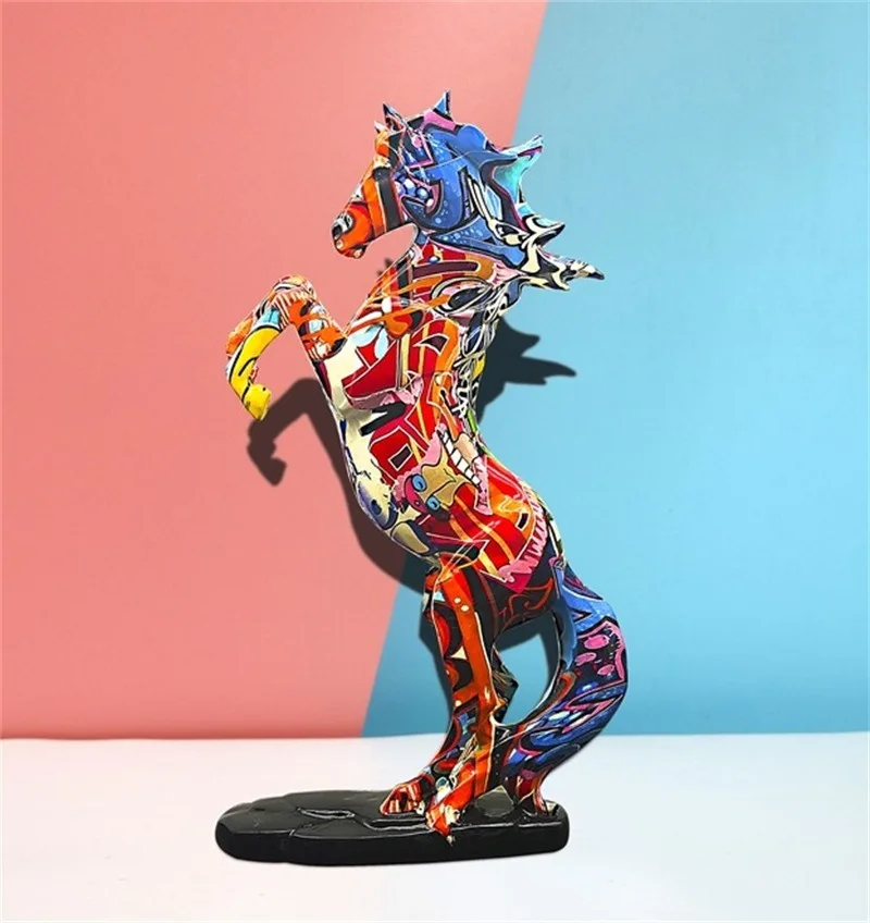 Figurka wspiętego konia z żywicy w kolorowe wzory pop art - ujęcie produktu