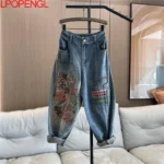 Jeansy damskie baggy z elastycznego denimu, z haftem, z ozdobnymi dżetami