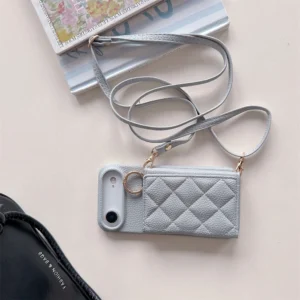Pikowane etui do iPhone z portfelem i paskiem - ujęcie produktu
