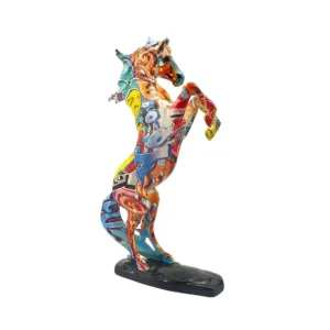 Figurka wspiętego konia z żywicy w kolorowe wzory pop art - ujęcie produktu
