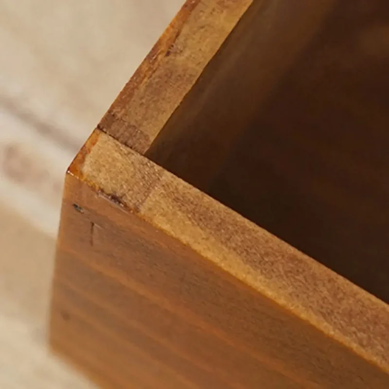 Pudełko drewniane z klamrą i otwieraną płaską pokrywą - ujęcie produktu