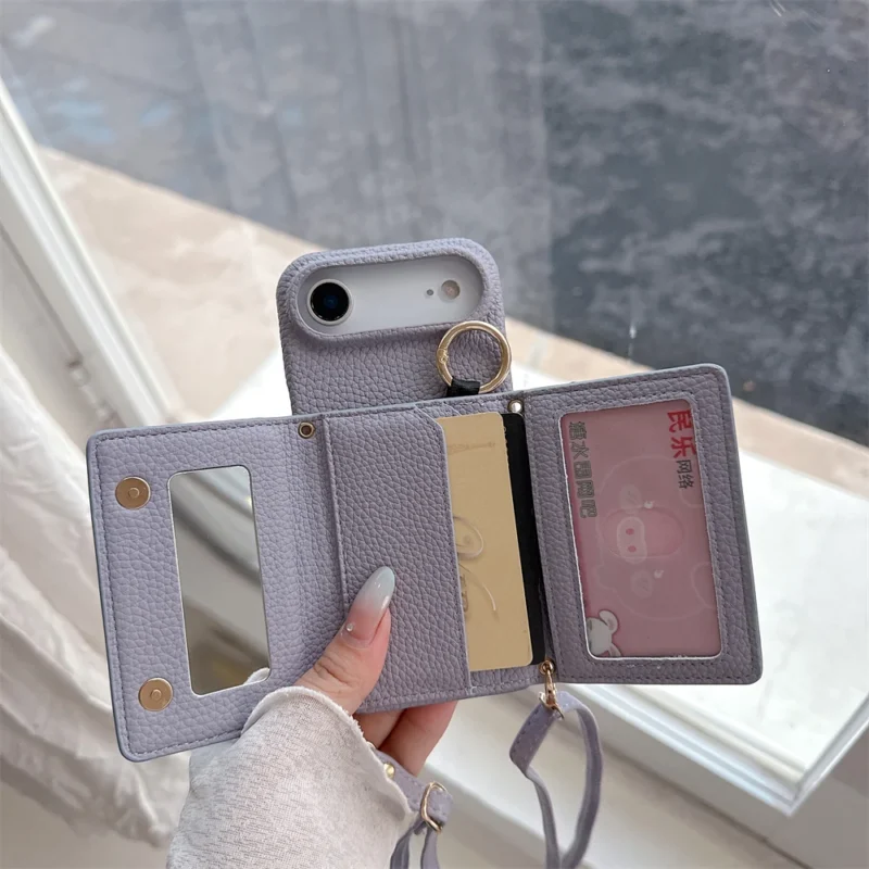 Pikowane etui do iPhone z portfelem i paskiem - ujęcie produktu