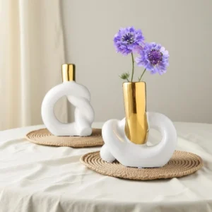 Ceramiczny wazon w kształcie węzła