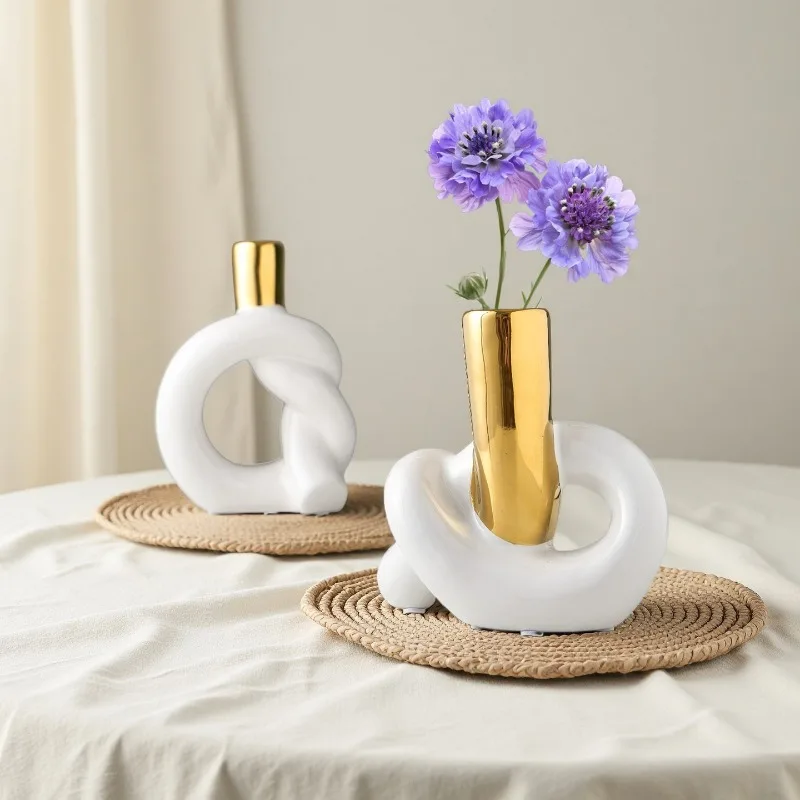 Ceramiczny wazon w kształcie węzła