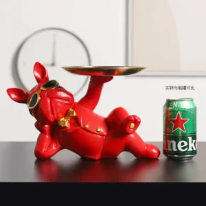 Figurka czerwonego buldoga z tacą i okularami - ujęcie produktu