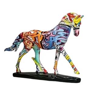 Figurka konia w kolorowe wzory graffiti na czarnej podstawie - ujęcie produktu