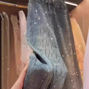 Niebieskie jeansy damskie slim fit z wysokim stanem, z ozdobnymi dżetami