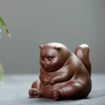 Figurka siedzącego pulchnego kota na szczęście, dekoracja - ujęcie produktu