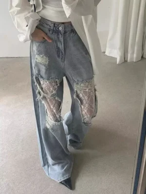 Jeansy damskie baggy z wysokim stanem, z przetarciami, z koronką