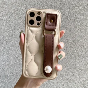 Etui do iPhone z falistym wzorem i krótkim uchwytem - ujęcie produktu