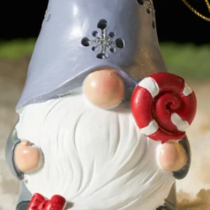 Figurka skrzata z żywicy w czerwonej czapce, dekoracja na półkę - ujęcie produktu