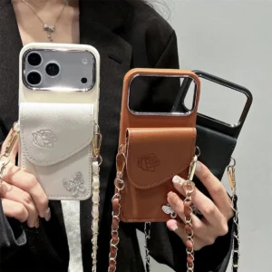 Etui do iPhone z ozdobnymi skrzydełkami i łańcuszkiem - ujęcie produktu