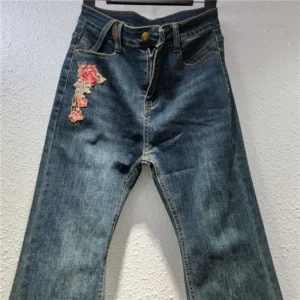 Niebieskie jeansy damskie flare z elastycznego denimu, z haftem
