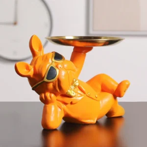 Figurka czerwonego buldoga z tacą i okularami - ujęcie produktu