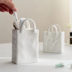 Wazon dekoracyjny w kształcie torby z łukowym uchwytem - ujęcie produktu