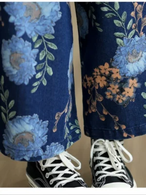 Jeansy damskie wide leg z wysokim stanem, z kwiatowym wzorem