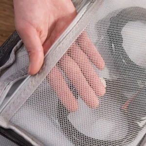 Podróżny organizer na kable z siatkowymi przegródkami - ujęcie produktu