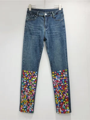 Jeansy damskie slim fit z kolorowym zdobieniem nogawek - ujęcie produktu