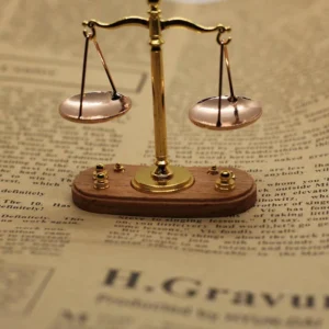 Miniaturowa waga sprawiedliwości dekoracyjna vintage
