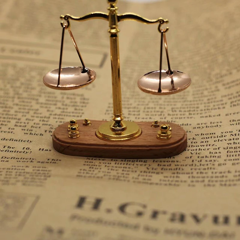 Miniaturowa waga sprawiedliwości dekoracyjna vintage