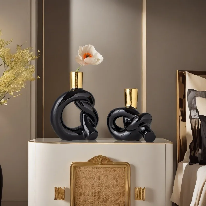 Ceramiczny wazon w kształcie węzła