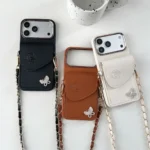 Etui do iPhone z ozdobnymi skrzydełkami i łańcuszkiem - ujęcie produktu