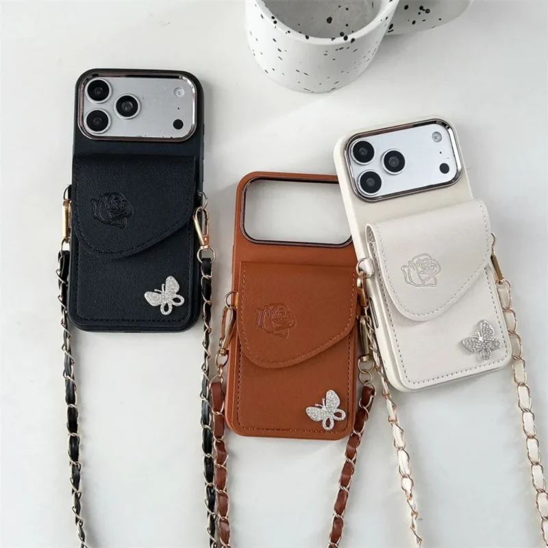 Etui do iPhone z ozdobnymi skrzydełkami i łańcuszkiem - ujęcie produktu