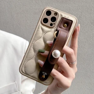 Etui do iPhone z falistym wzorem i krótkim uchwytem - ujęcie produktu