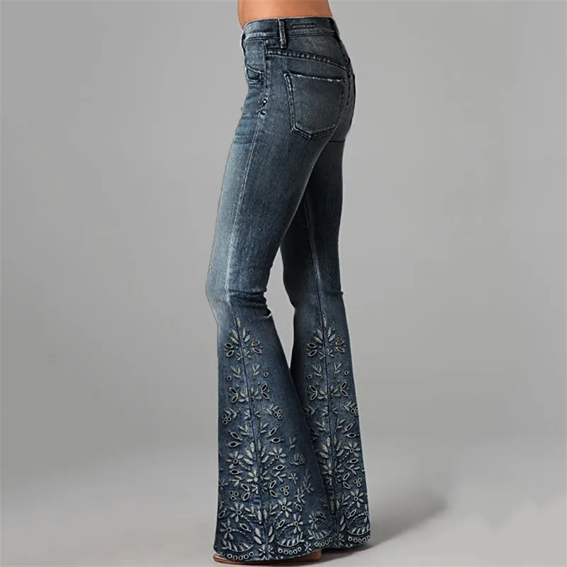 Niebieskie jeansy damskie z elastycznego denimu, z kwiatowym wzorem