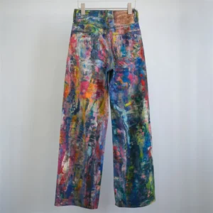 Jeansy damskie baggy z wielokolorowym wzorem graffiti - ujęcie produktu