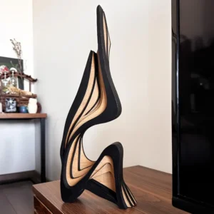 Abstrakcyjna drewniana statuetka minimalistyczna