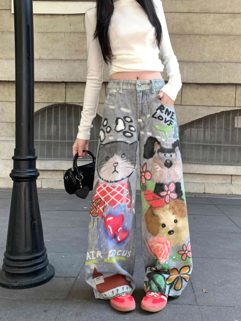 Jeansy damskie baggy z nadrukiem graffiti i motywem ust - ujęcie produktu