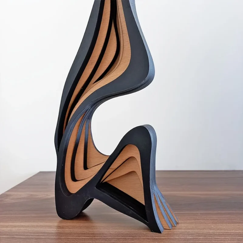 Abstrakcyjna drewniana statuetka minimalistyczna