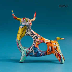 Figurka byka z żywicy w kolorowe wzory, dekoracja pop art - ujęcie produktu