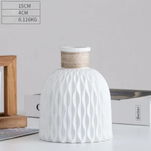 Wazon dekoracyjny ze złotą obwódką wokół szyjki - ujęcie produktu
