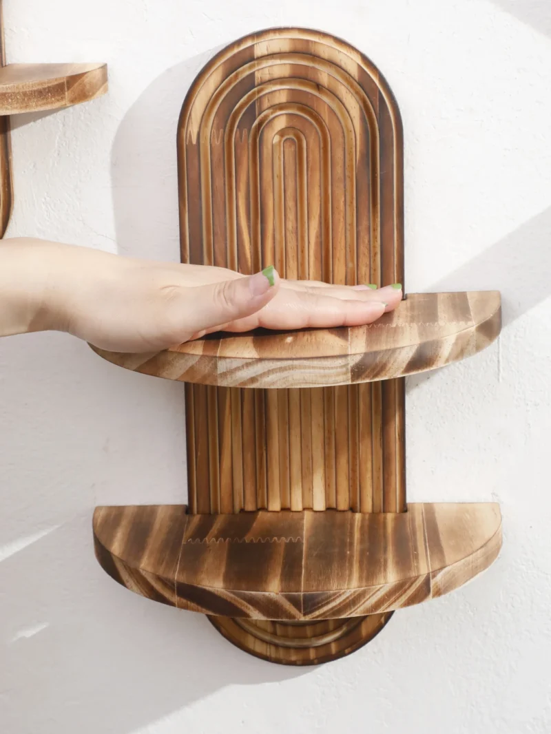 Drewniana półka ścienna na doniczkę z pionową deską - ujęcie produktu