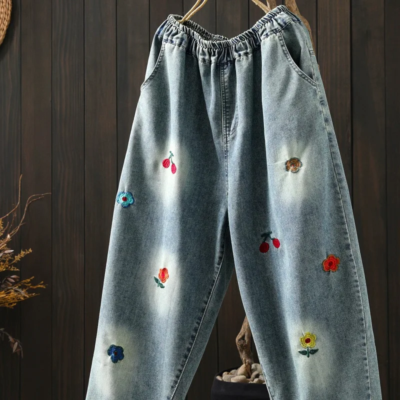 Jeansy damskie baggy z elastycznego denimu, z haftem, z kwiatowym wzorem
