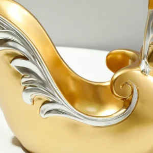 Stojak na butelkę wina z figurką kobiety na księżycu - ujęcie produktu