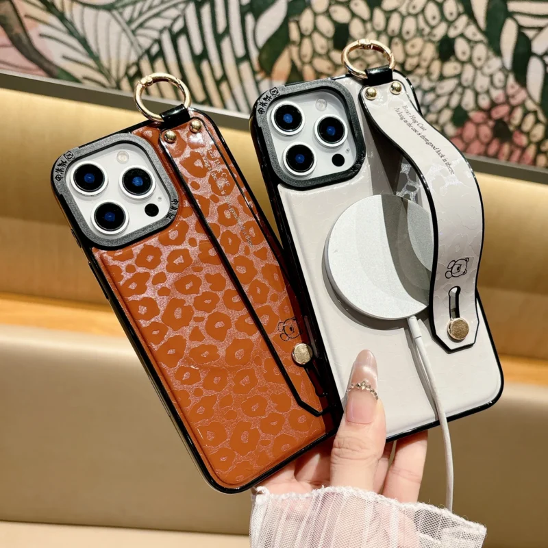 Etui do iPhone z szerokim paskiem na dłoń i kółkiem - ujęcie produktu
