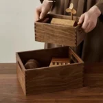 Pudełko drewniane z wyjmowaną tacą i uchwytem pośrodku - ujęcie produktu