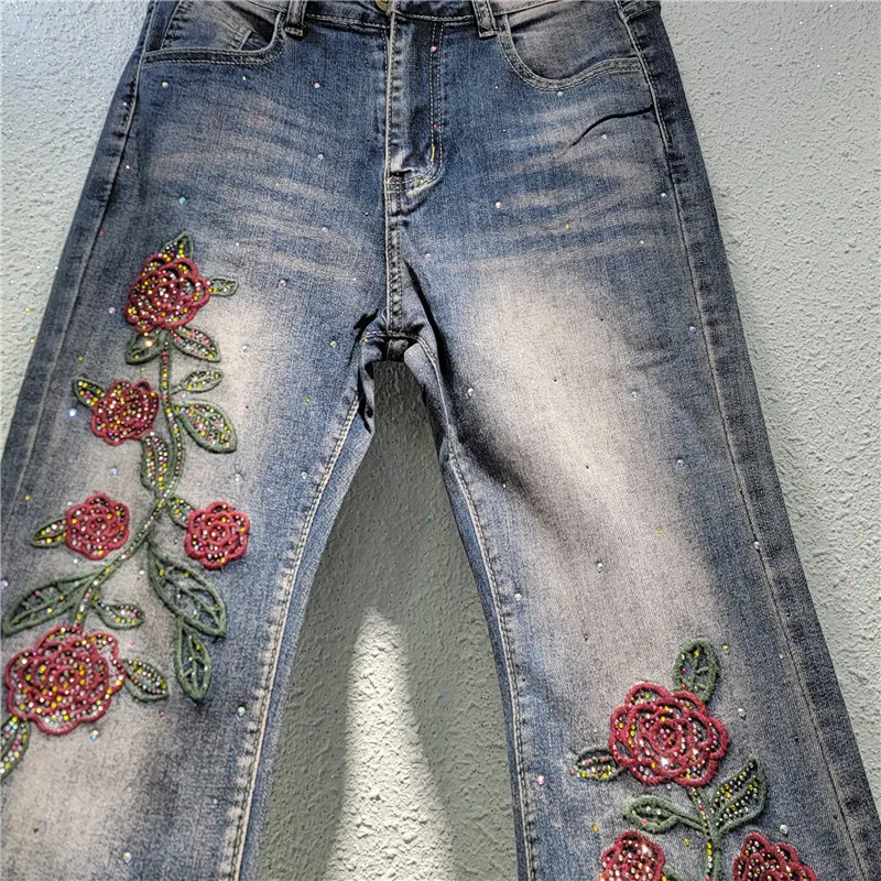 Jeansy damskie flare z haftem, w stylu retro