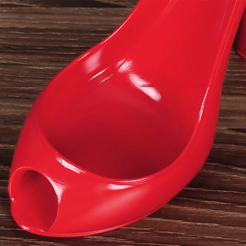 Stojak na butelkę wina w kształcie buta na szpilce - ujęcie produktu