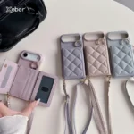 Pikowane etui do iPhone z portfelem i paskiem - ujęcie produktu
