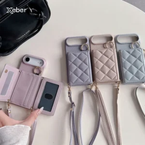 Pikowane etui do iPhone z portfelem i paskiem - ujęcie produktu