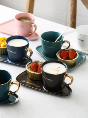 Zestaw do parzenia herbaty porcelanowy, z filiżankami, z tacą