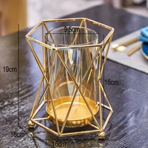 Wazon szklany w geometrycznej złotej metalowej ramie - ujęcie produktu