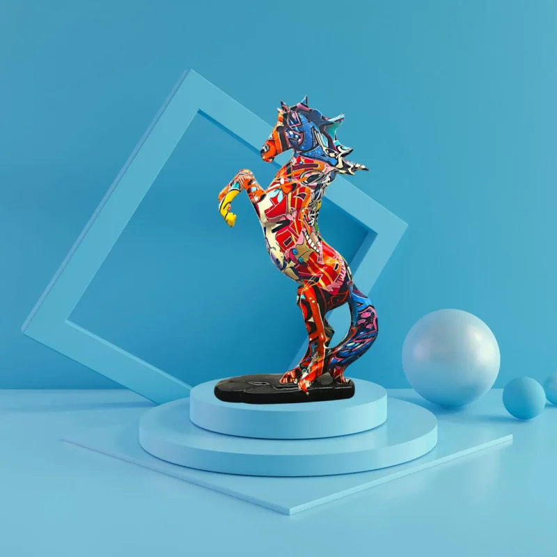 Figurka wspiętego konia z żywicy w kolorowe wzory pop art - ujęcie produktu